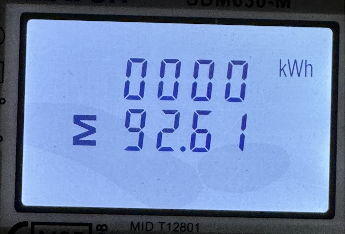 Hodnota uvedená na displeji (např. 92,61 kWh) představuje celkovou spotřebu elektrické energie zaznamenanou elektroměrem.